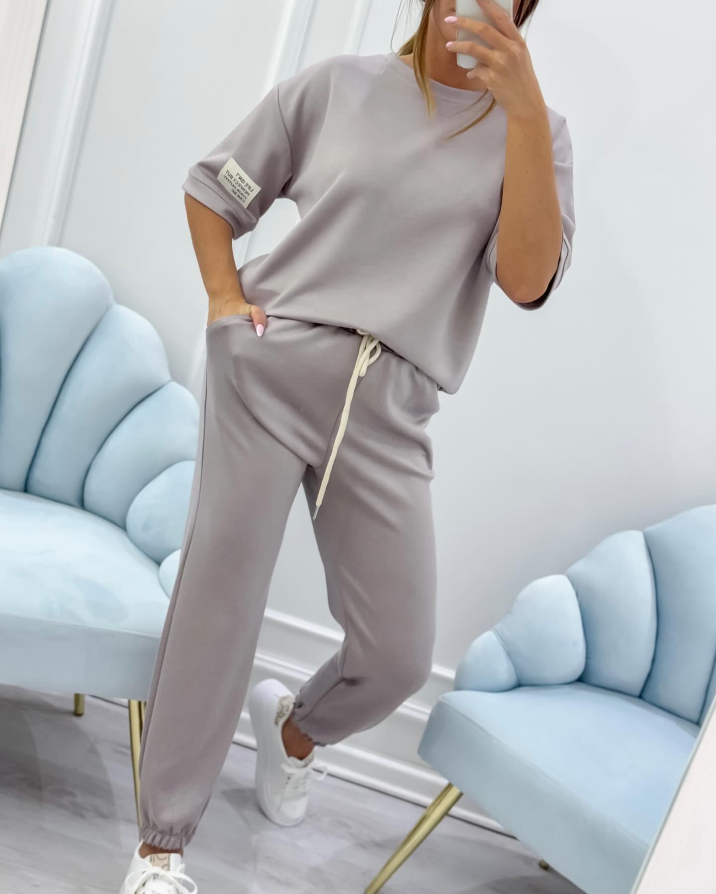 Conjunto casual para mujer con top liso y pantalones