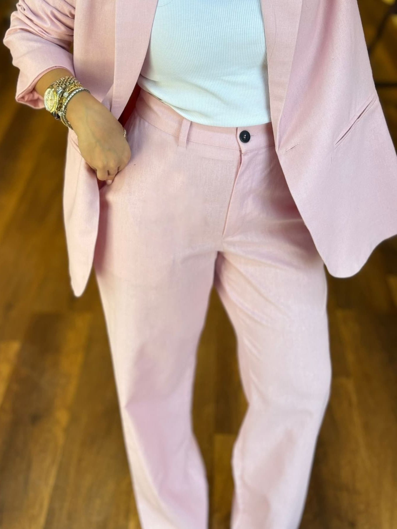 Emilia – Conjunto rosa de elegancia moderna