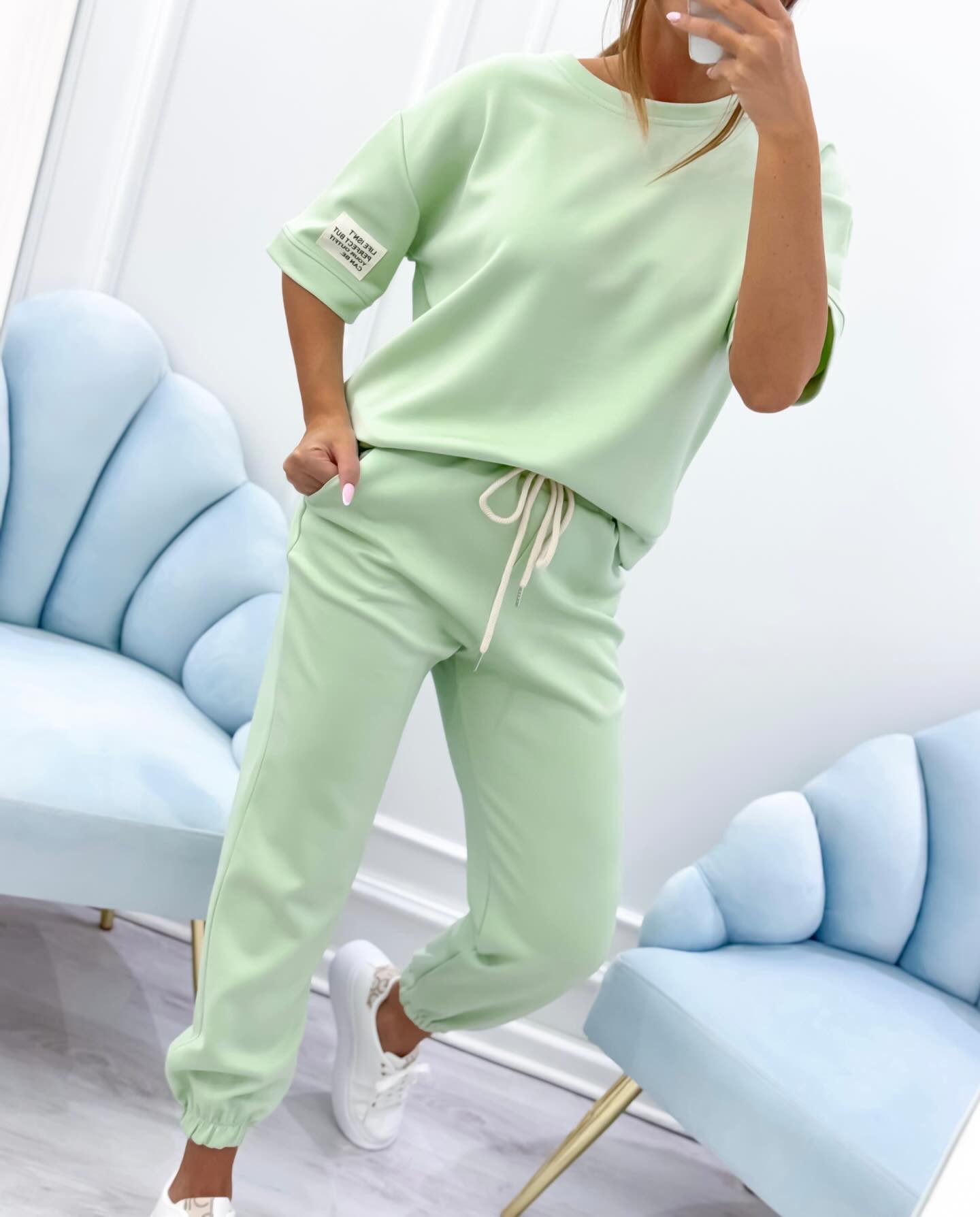 Conjunto casual para mujer con top liso y pantalones