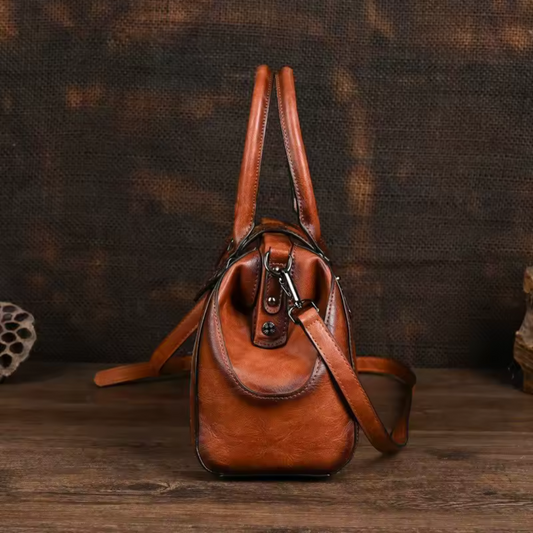 Bolso de cuero con grabado floral