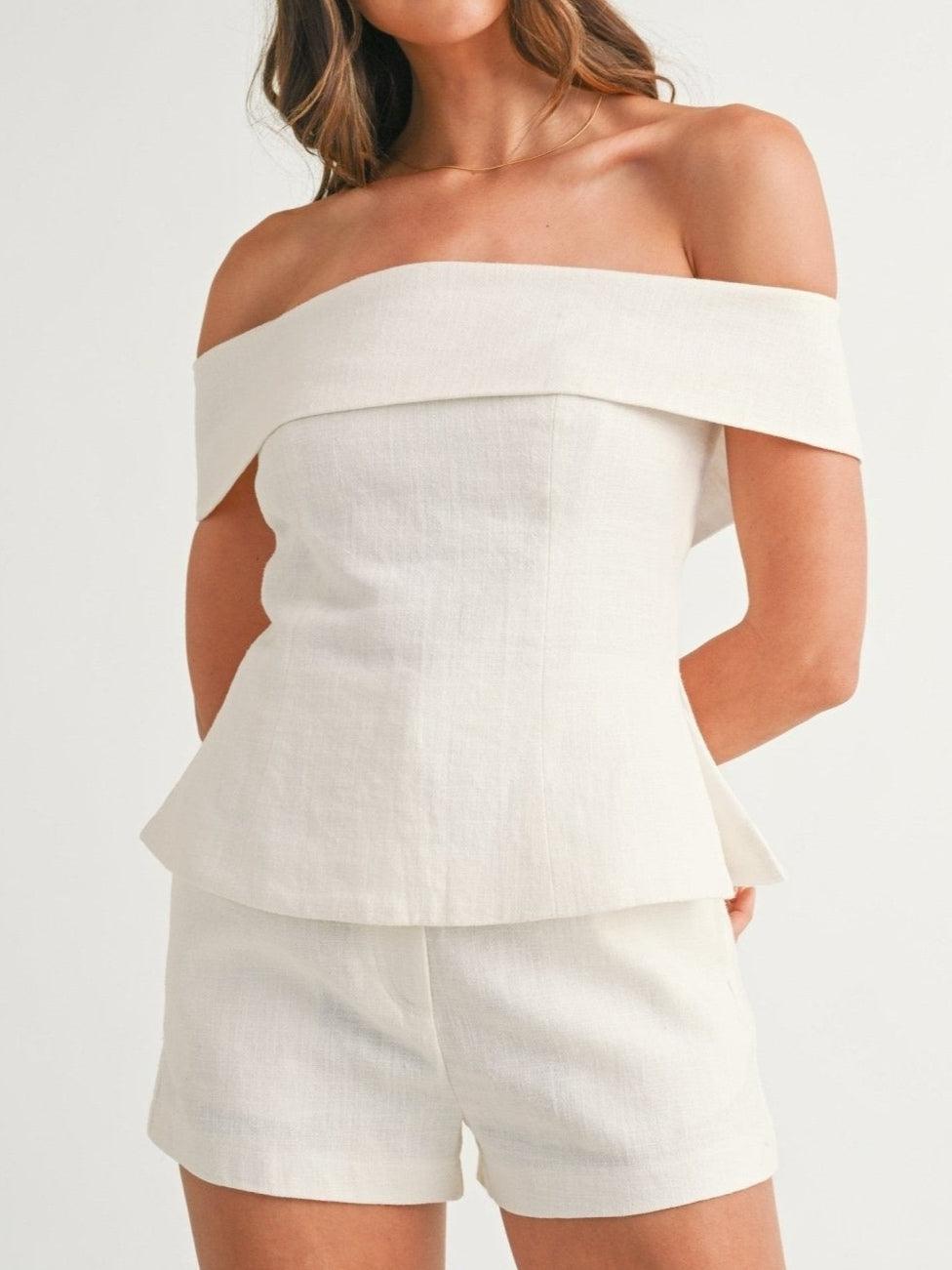 Natalia – Conjunto blanco de pureza elegante