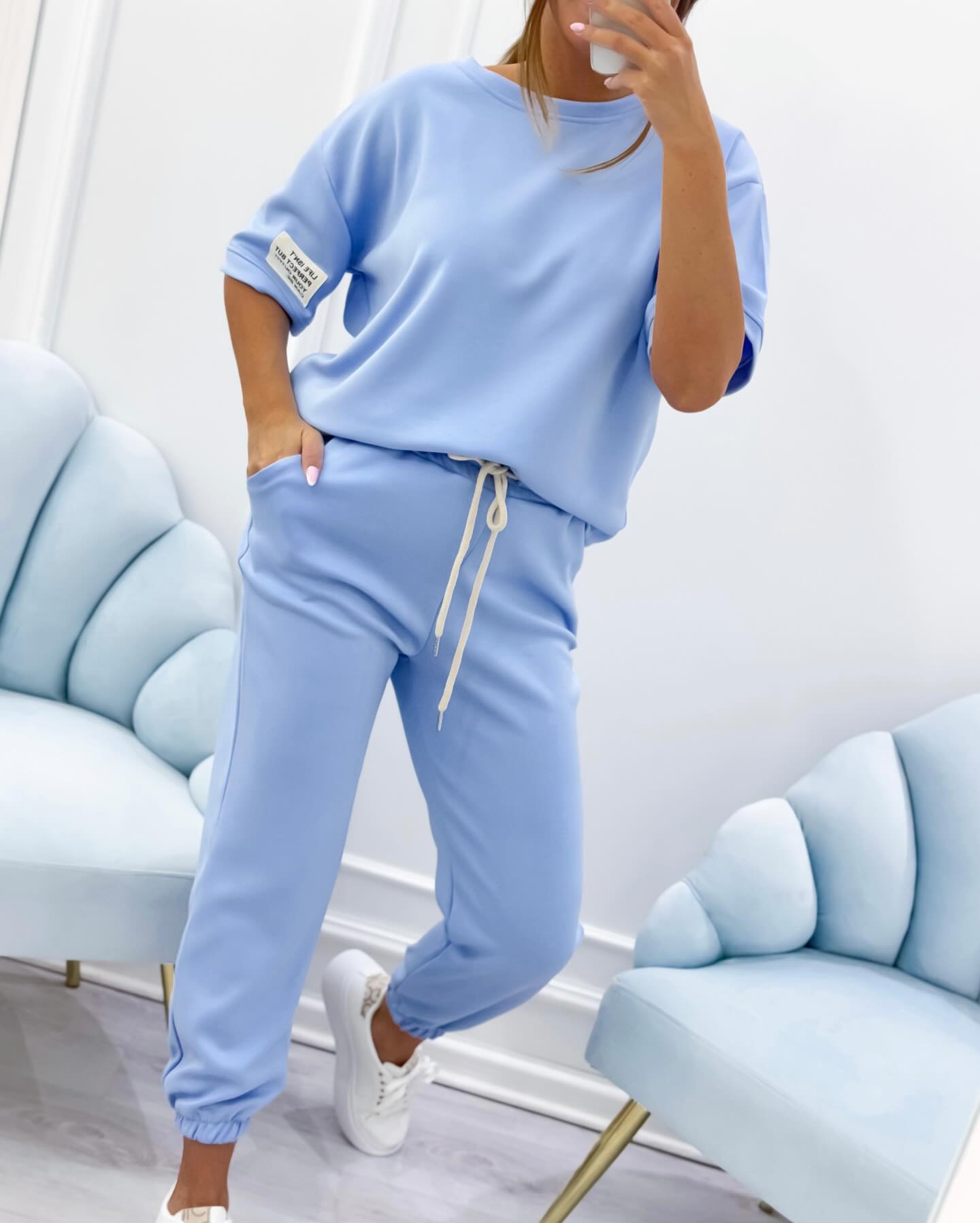 Conjunto casual para mujer con top liso y pantalones