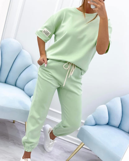 Conjunto casual de mujer con top liso y pantalones